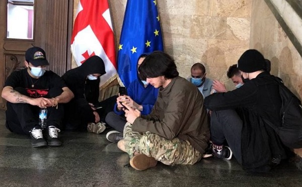ტექნიკური უნივერსიტეტის სტუდენტები მეორე დღეა შიმშლობენ
