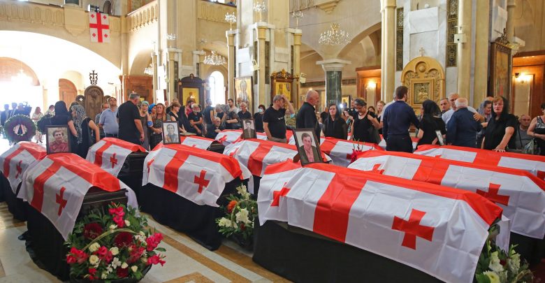 სამების საკათედრო ტაძარში ოკუპირებული აფხაზეთიდან გადმოსვენებული 13 პირის სამოქალაქო პანაშვიდი მიმდინარეობს