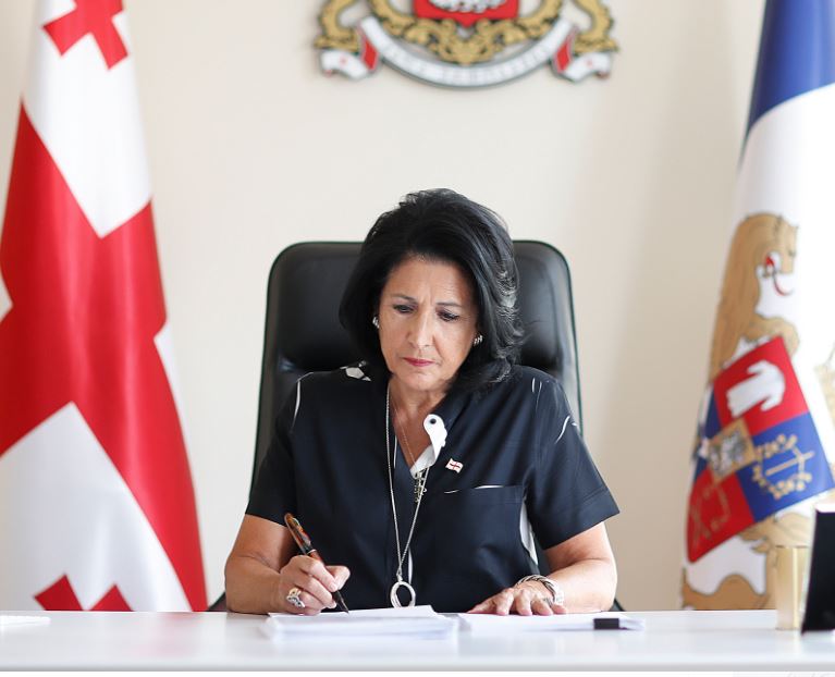 პრეზიდენტმა 8 მსჯავრდებული შეიწყალა