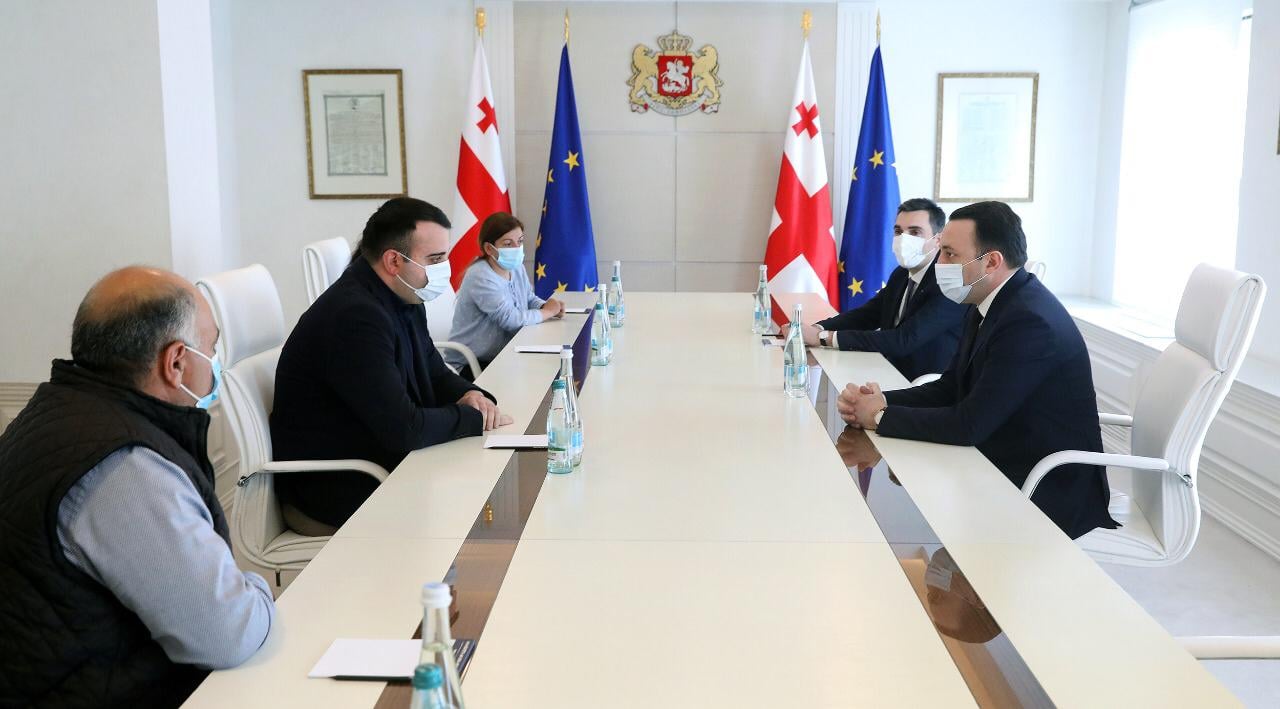 პრემიერი ირაკლი ღარიბაშვილი ზაზა გახელაძის ოჯახს შეხვდა
