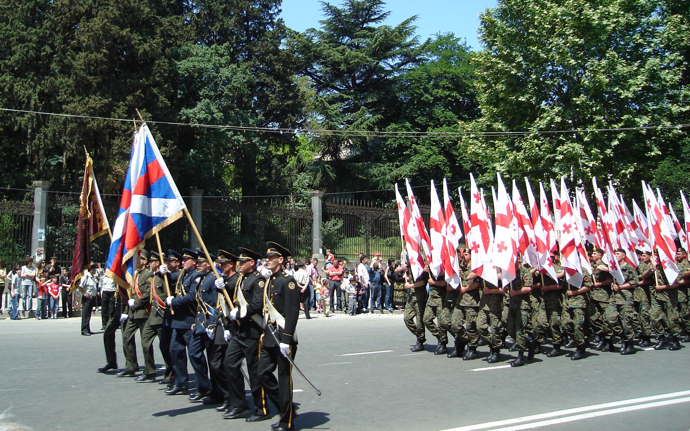 თავისუფლების მოედანზე, საქართველოს დამოუკიდებლობის დღისადმი მიძღვნილი ღონისძიება მიმდინარეობს