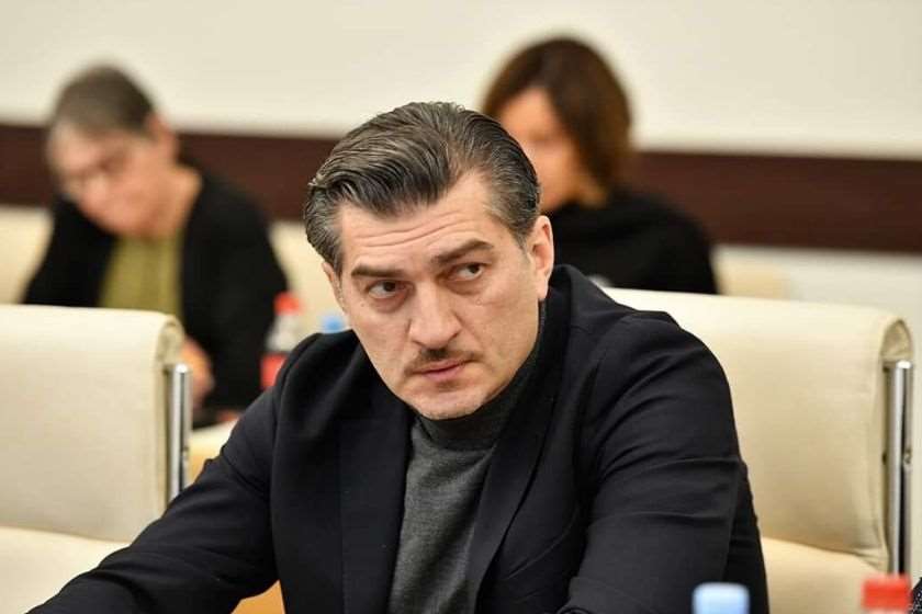მიხეილ ყაველაშვილი ჟურნალისტებს - რა ვქნათ ახლა, რას ითხოვთ, პოლიციელებთან ერთად ვიაროთ და ჩვენ ჩავერთოთ გამოძიების პროცესში?