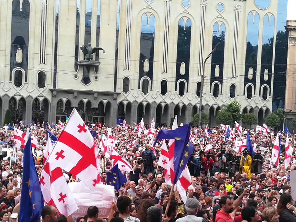 „მშიშარა და მხდალი“ - ოპოზიციის აქტივისტები „300 არაგველიდან“ იუსტიციის სამინისტროსთან გადაინაცვლებენ