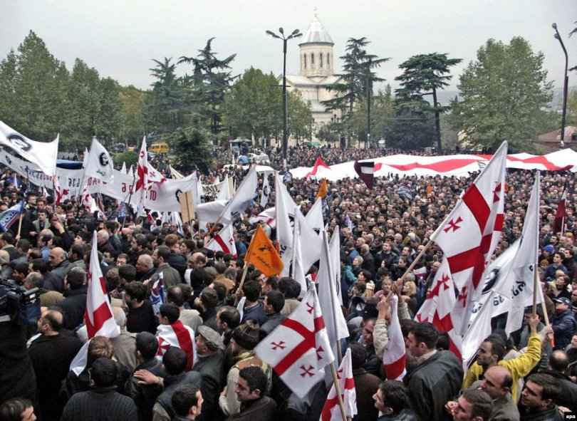 „დღეს არის დღესასწაული, ვისაც გვეზეიმება, გეპატიჟებით“ – „ვარდების რევოლუციის“ მე-18 წლისთავი ცოცხალი ჯაჭვით აღინიშნება