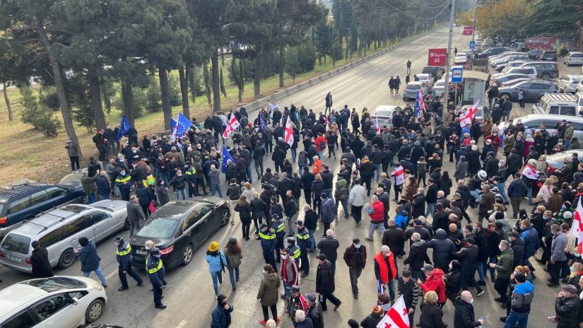 დაპირისპირება საქალაქო სასამართლოში - ოპოზიცია სააკაშვილის მხარდამჭერების დაკავებას იწყებს