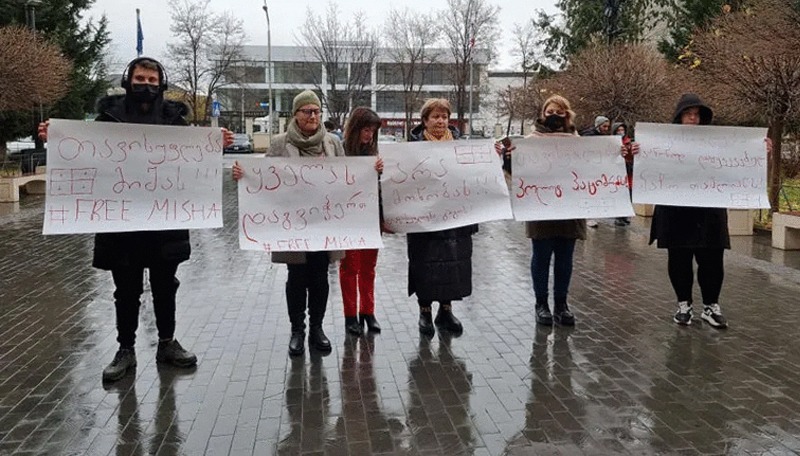 ,,არა მონობას“ - საქალაქო სასამართლოს ეზოში გიგი უგულავას და ბესო თამლიანის მხარდამჭერი აქცია გაიმართა