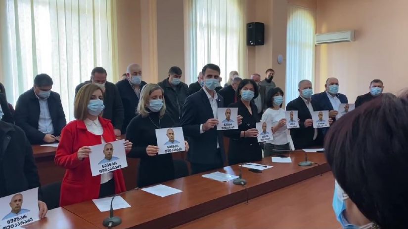 გორის საკრებულოში სხდომის დაწყებამდე ნუგზარ ფუტკარაძის ხსოვნას პატივი მიაგეს