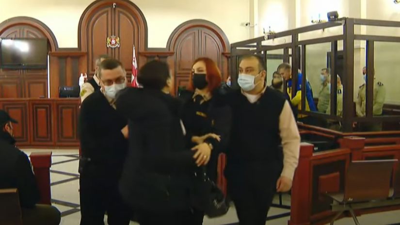 თაკო ჩარკვიანი მიხეილ სააკაშვილის სასამართლო პროცესიდან მანდატურებმა გაიყვანეს