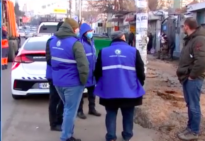 დახლების გარეშე დარჩენილი გარემოვაჭრეები-ვარკეთილის მეტროსთან გარემოვაჭრეებს დახლები არ გააშლევინეს