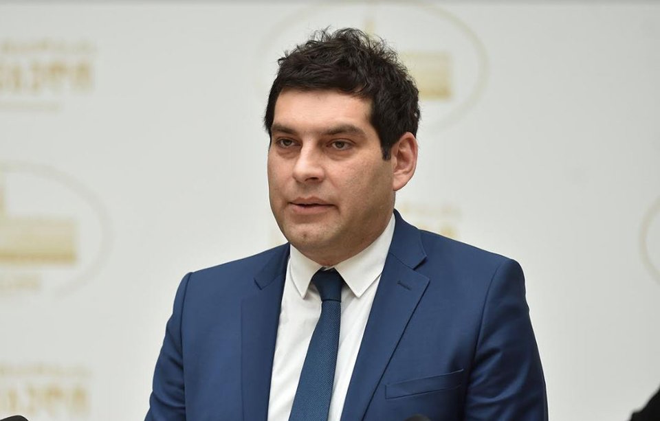 ვოლოდიმირ ზელენსკი ვიდრე აგრესორის წინააღმდეგ იბრძვის, მისი ქმედებების კრიტიკას არ დავიწყებ-ბექა დავითულიანი