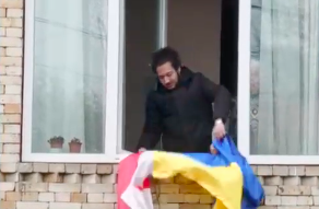 ოზურგეთში სახლის მესაკუთრის შვილიშვილმა ალტ-ინფოს ბანერი ჩამოხსნა- უკრაინისა და საქართველს დროშა გამოფინა