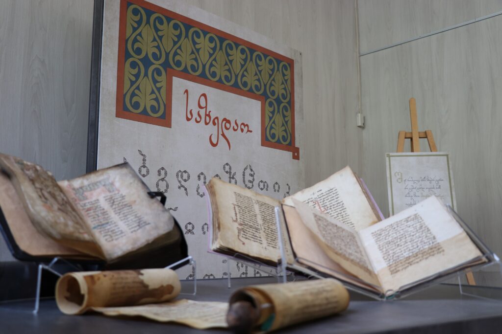 ეროვნულ არქივში დაცული ძეგლების მიხედვით, ქართული მხედრული ანბანის საზედაო ასოების შრიფტი შეიქმნა