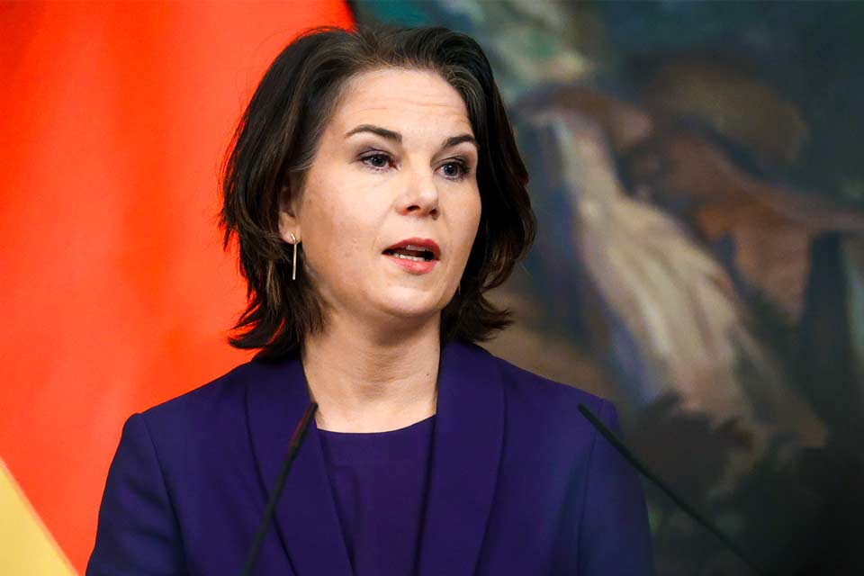 გერმანიის საგარეო საქმეთა მინისტრი აცხადებს, რომ უკრაინელ სამხედროებს ინსტრუქციებითა და ტექმომსახურებით დაეხმარებიან