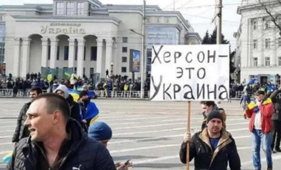 რუსმა ოკუპანტებმა ხერსონში „რეფერენდუმისა“ და ოკუპაციის საწინააღმდეგო აქცია ხმოვან-მანათობელი ყუმბარებით დაარბიეს