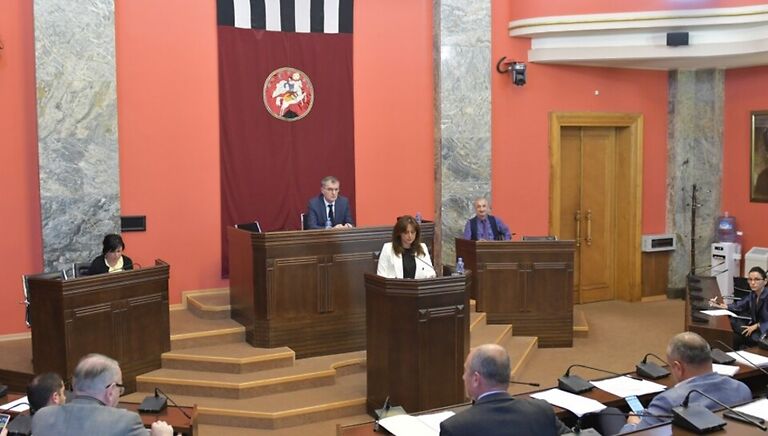 სამარშრუტო სატრანსპორტო საშუალებების მოძრაობის ზოლის მიმდებარე ტერიტორიაზე, ტაქსების გასაჩერებელი სპეციალური ადგილები მოეწყობა
