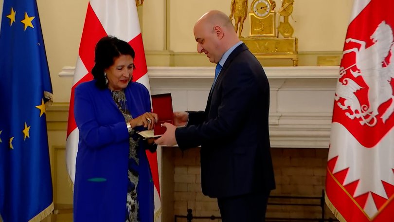 ზურაბიშვილმა უკრაინაში საქართველოს დიპლომატიური კორპუსის თანამშრომლები დააჯილდოვა