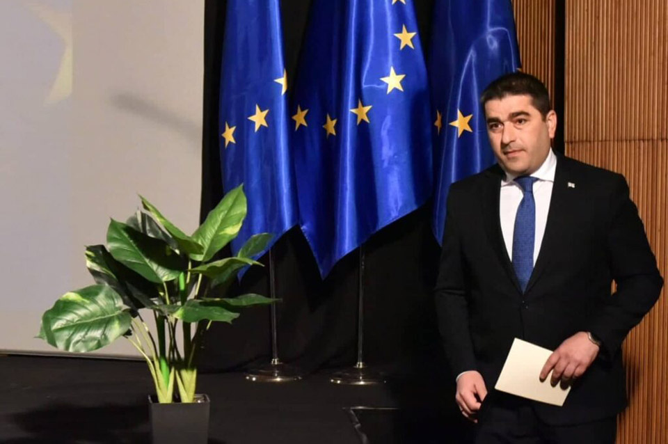 პირადად მე, ჩემს პარტიას და ათიდან ყოველ ცხრა ქართველს მტკიცედ გვწამს, რომ ევროკავშირი წარმოადგენს ჩვენი ხალხის ოჯახს-პაპუაშვილი