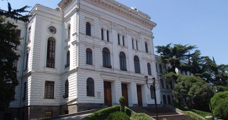 თსუ - აქციის მონაწილეებმა ფიზიკური ზეწოლით დაიკავეს რექტორატი, რა დროსაც დაცვისა და უსაფრთხოების სამსახურის თანამშრომლები დაშავდნენ