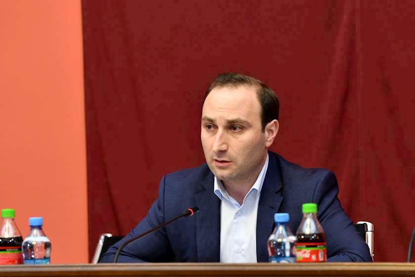 ანრი ოხანაშვილი გუშინდელი ინციდენტის კადრების გასაჯაროებას ითხოვს და ვატო წერეთელს მოუწოდებს, ჩაიტაროს ექსპერტიზა, თუ რა მდგომარეობაში იყო მისული საელჩოს ღონისძიებაზე