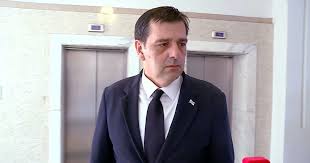 პრეზიდენტის საპარლამენტო მდივანი - მიკვირს, როდესაც საპარლამენტო რესპუბლიკაში რიგგარეშე სესიის მოწვევა რაღაც დესტრუქციულ ნაბიჯად ითვლება