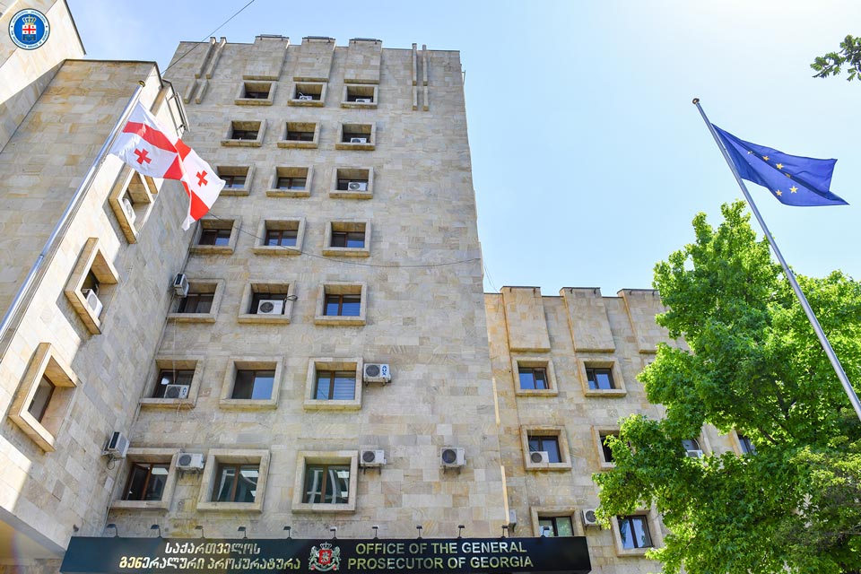 პროკურატურამ გენდერული ნიშნით დისკრიმინაციის მოტივით ფიზიკური და სექსუალური ძალადობის, იძულების და პირადი დოკუმენტის გატაცების ფაქტებზე ერთ პირს ბრალდება წარუდგინა