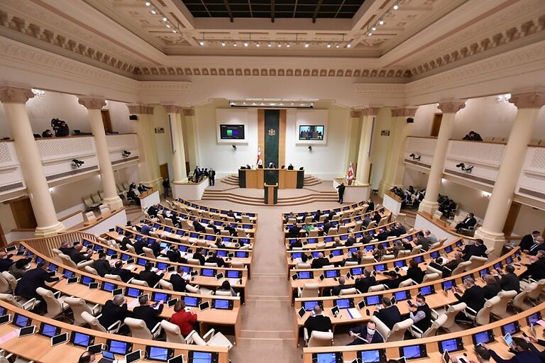 საქართველოს პარლამენტში დედოფალ ელისაბედ მეორის ხსოვნას წუთიერი დუმილით პატივი მიაგეს