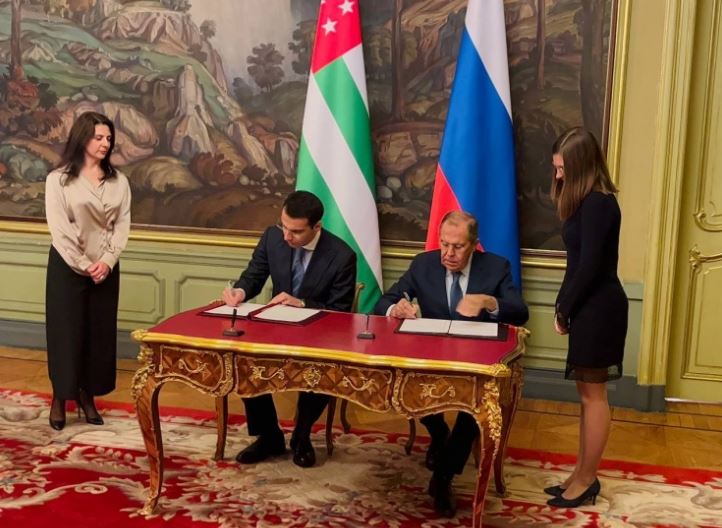 სერგეი ლავროვმა და ოკუპირებული აფხაზეთის ე.წ. საგარეო საქმეთა მინისტრმა ხელი მოაწერეს „შეთანხმებას“ ორმაგი მოქალაქეობის დარეგულირების საკითხზე