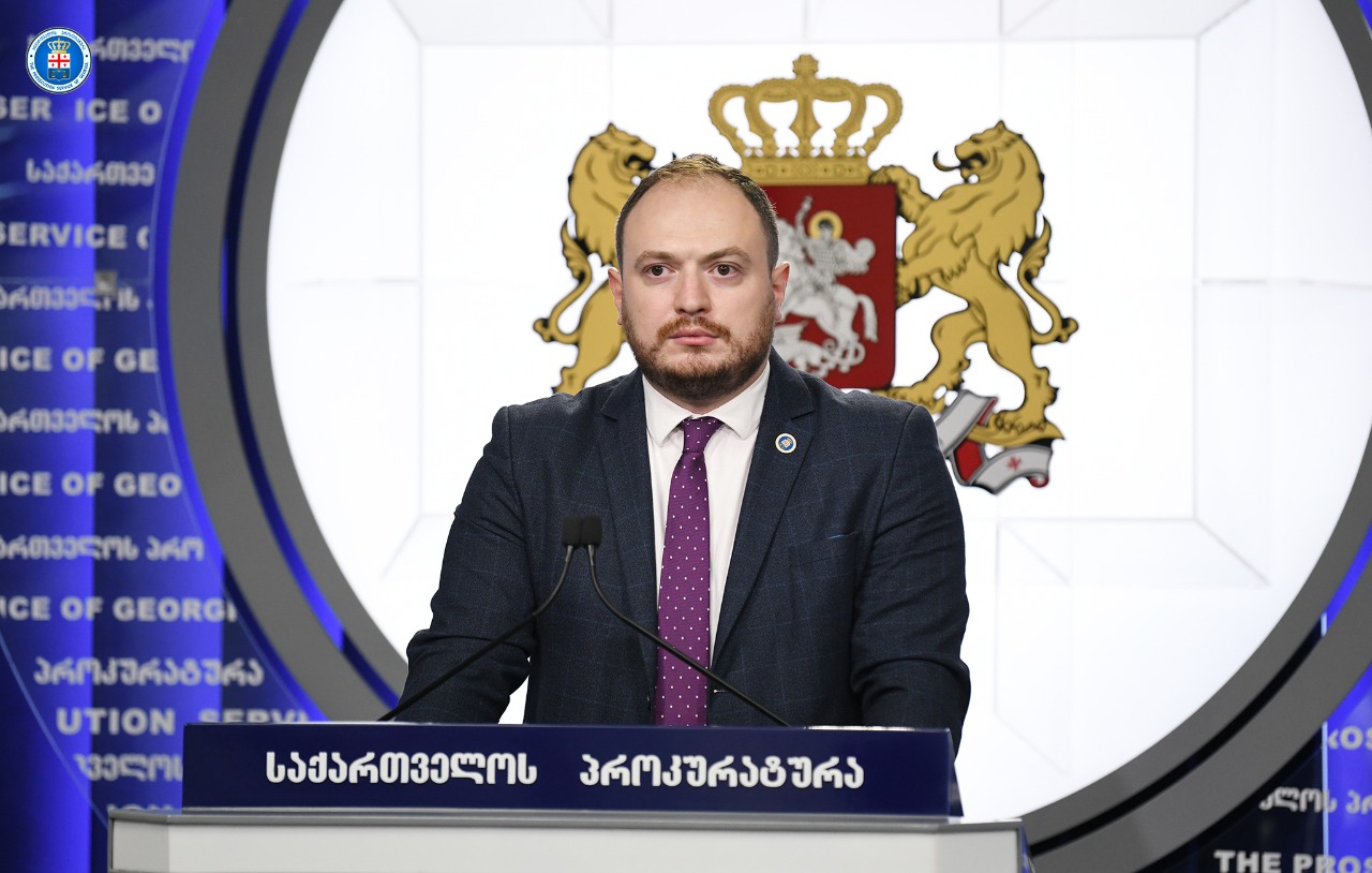 პროკურატურამ თელავში მეუღლის განზრახ მკვლელობისა და შემაკავებელი ორდერით გათვალისწინებული ვალდებულებების შეუსრულებლობაზე, ერთ პირს ბრალდება წარუდგინა