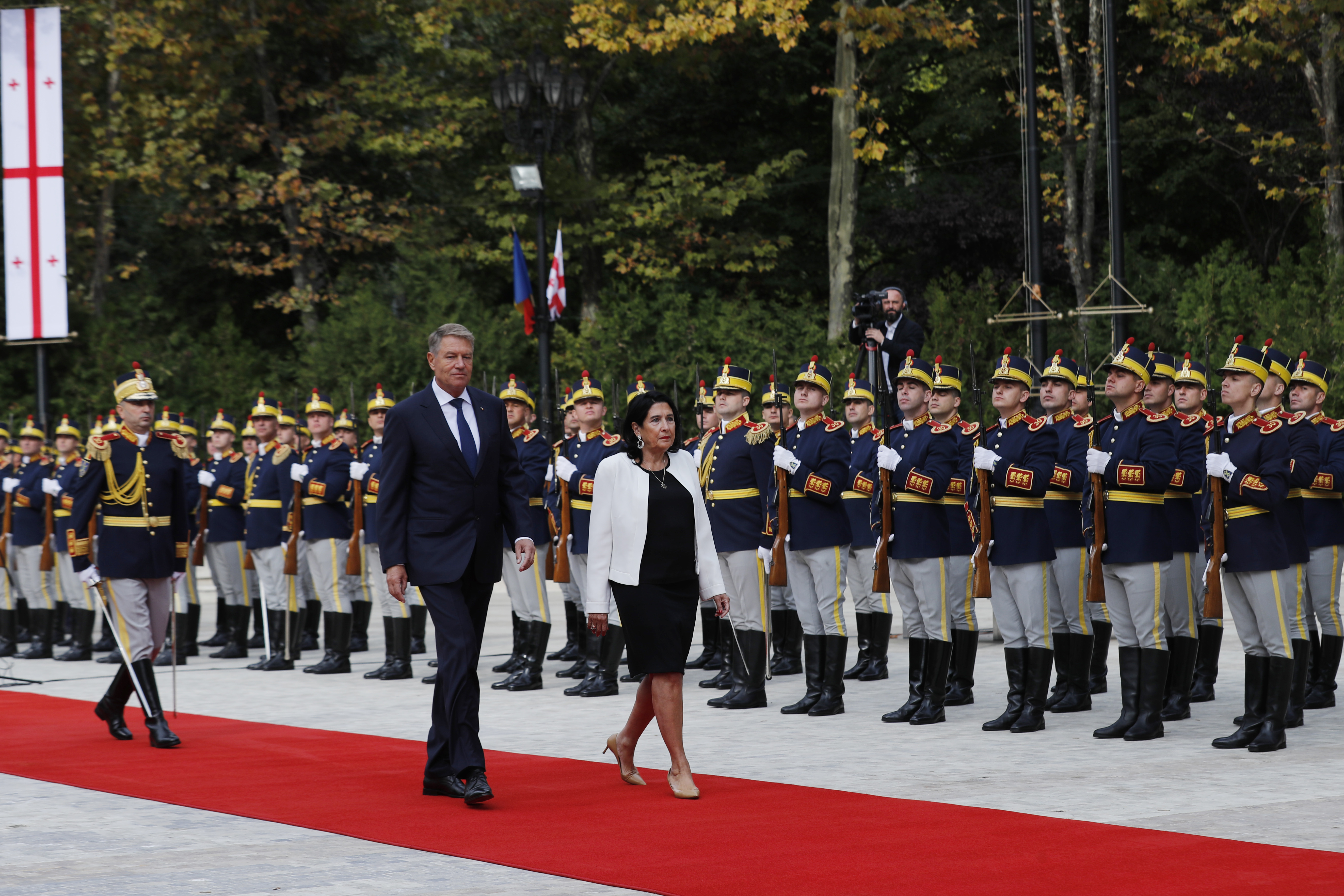 დახვედრის ოფიციალური ცერემონია ბუქარესტში, რუმინეთის პრეზიდენტის სასახლეში