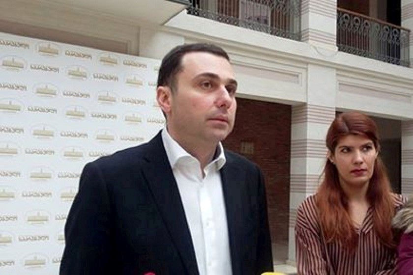 გიორგი ტყემალაძე ოპოზიციის მოთხოვნას ეხმაურება და აცხადებს, რომ საკრებულოს რიგგარეშე სხდომაზე კახა კალაძის მისვლის საჭიროება არ არსებობს