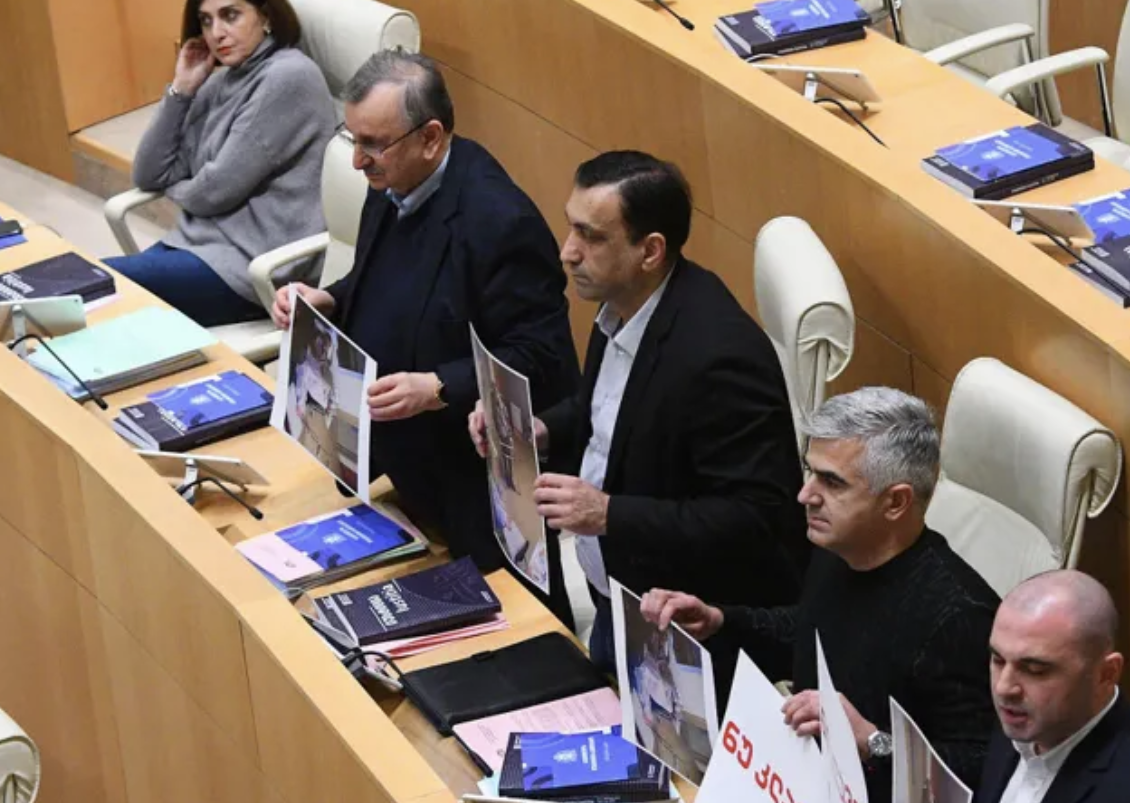 პარლამენტის პლენარულ სხდომაზე, სადაც იუსტიციის მინისტრს უსმენენ, ხმაურია