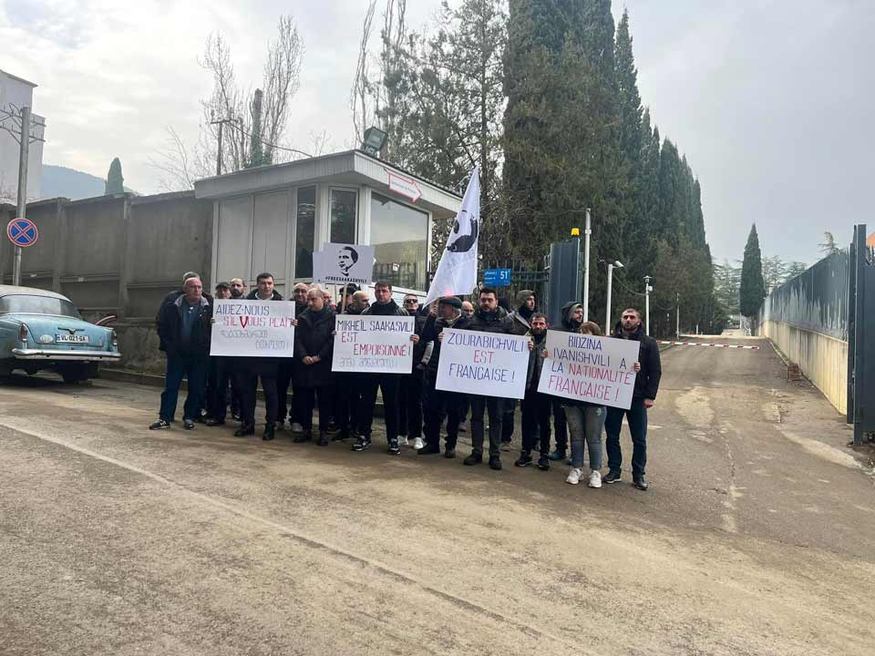 გიორგი მუმლაძე საფრანგეთის საელჩოს მიმართავს, ემანუელ მაკრონმა გამოიყენოს ბერკეტი ბიძინა ივანიშვილსა და სალომე ზურაბიშვილზე, რათა სააკაშვილი გათავისუფლდეს