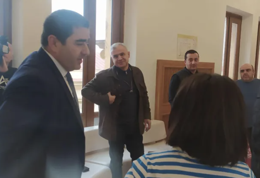 პარლამენტში მოშიმშილე „ნაციონალური მოძრაობის“ დეპუტატებთან შალვა პაპუაშვილი მივიდა