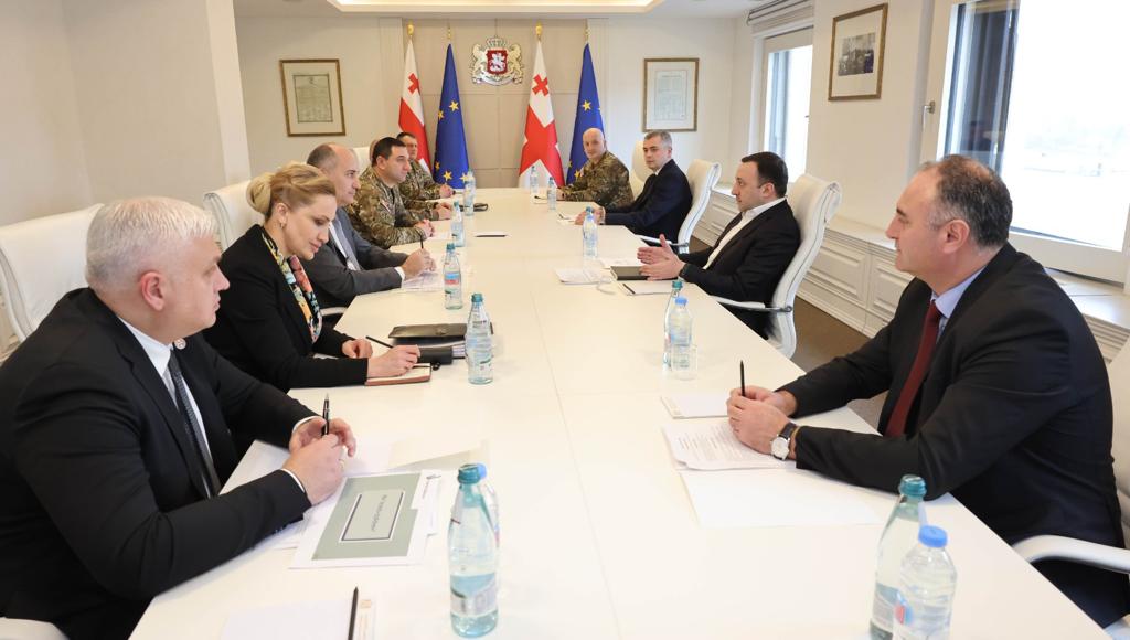 პრემიერ მინისტრმა თავდაცვის მინისტრთან და მოადგილეებთან სამუშაო თათბირი გამართა