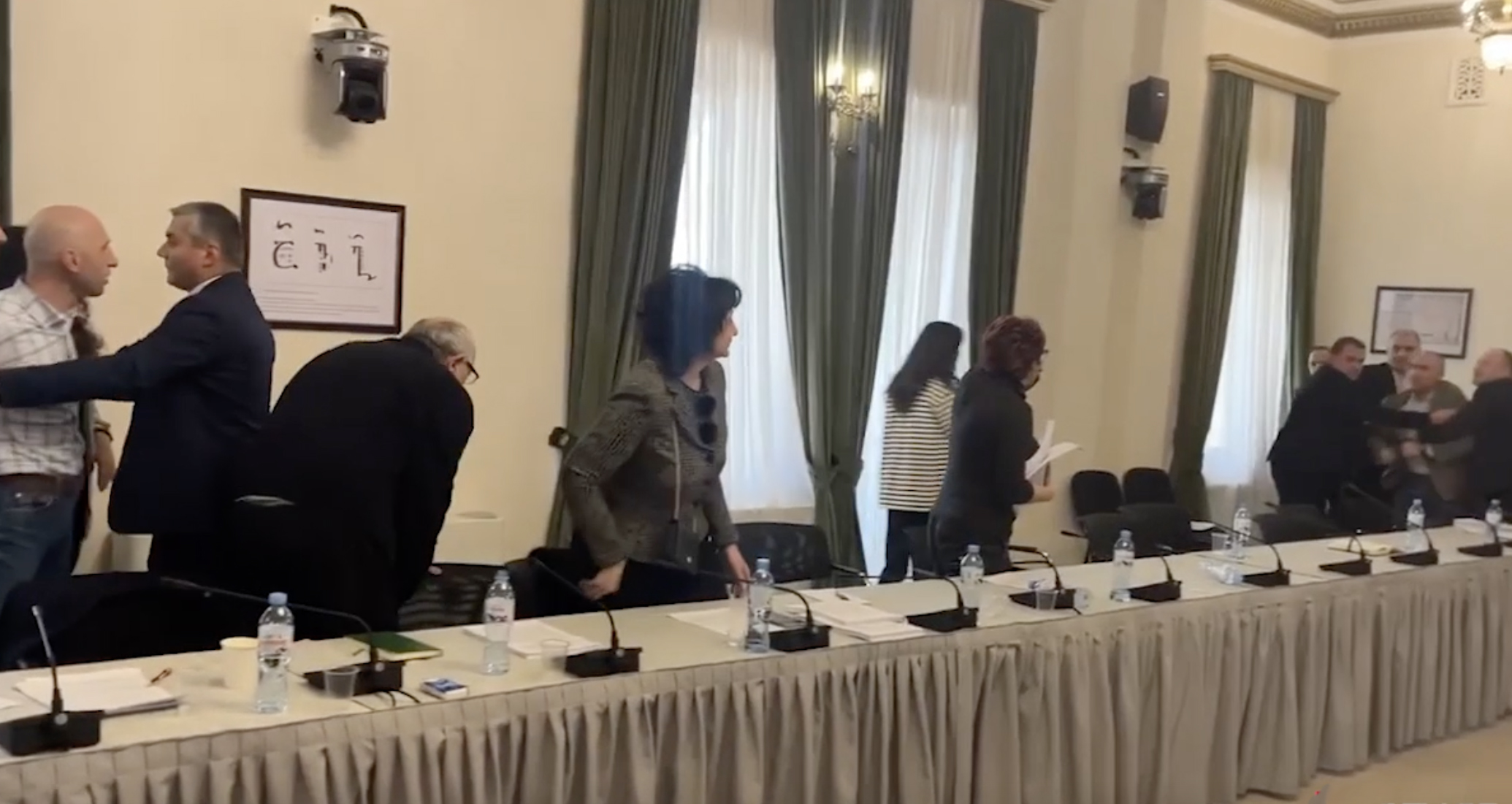 პარლამენტის კომიტეტების გაერთიანებულ სხდომაზე ვახტანგ მეგრელიშვილსა და ვლადიმერ ჩაჩიბაიას შორის დაპირისპირება მოხდა
