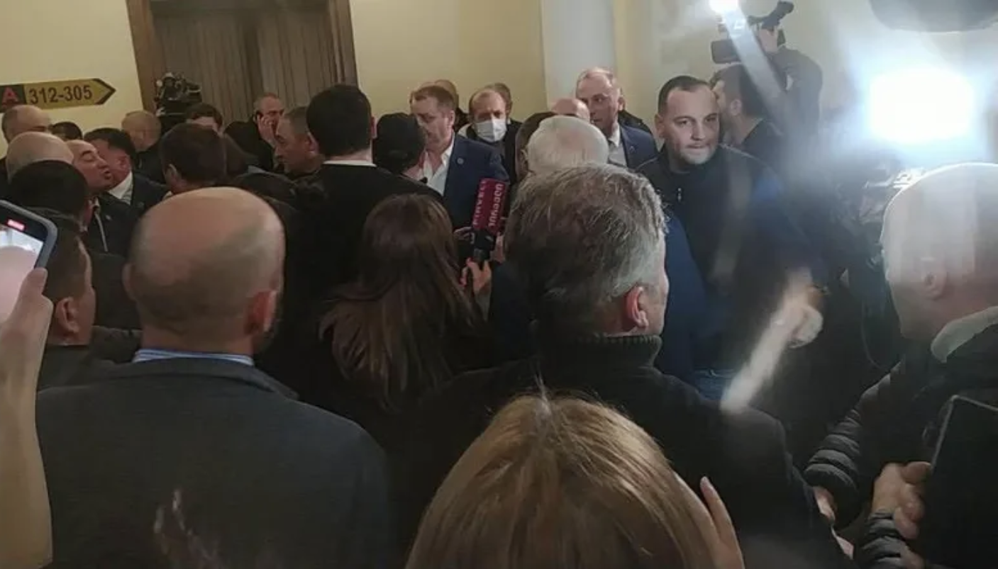პარლამენტის ფოიეში, კვლავ ხმაურია - არასამთავრობო ორგანიზაციების წარმომადგენლები სკანდირებენ - „მონებო!“