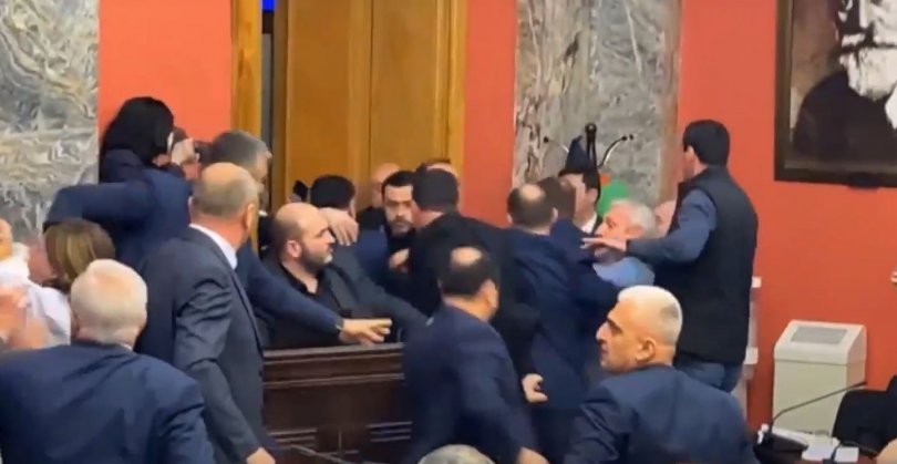 სხდომა, სადაც რუსულ კანონს განიხილავენ, ოპოზიციონერ დეპუტატებს ძალის გამოყენებით დაატოვებინეს - მანდატურმა დეპუტატს ფეხი დაარტყა