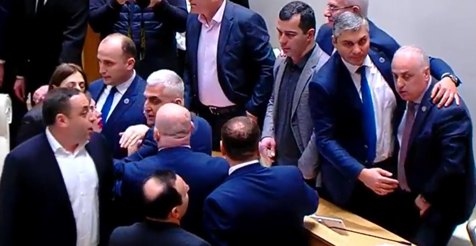 პარლამენტის სხდომათა დარბაზში დაპირისპირებაა