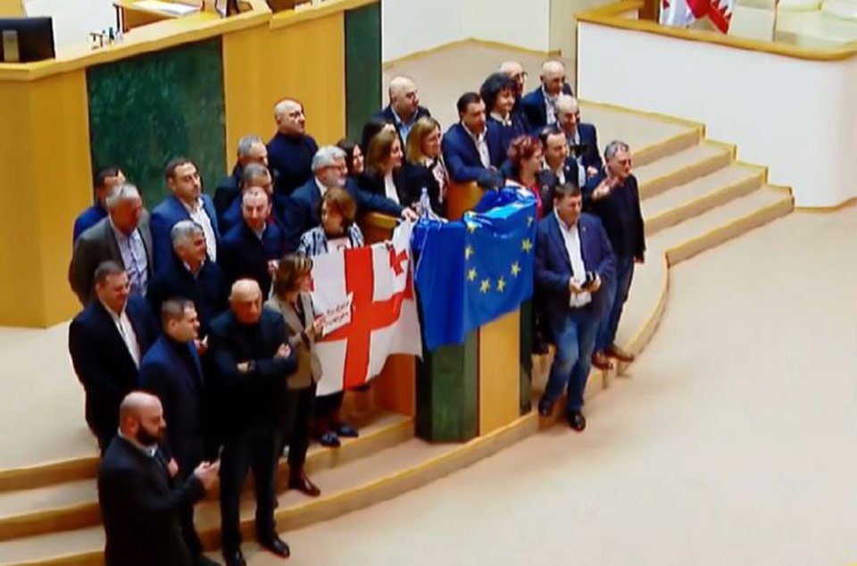 კანონპროექტის მეორე მოსმენით ჩავარდნის შემდეგ, ოპოზიციონერმა დეპუტატებმა პარლამენტის ტრიბუნა დაიკავეს და საქართველო-ევროკავშირის დროშები გამოფინეს