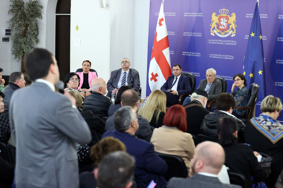 გიორგი ამილახვარმა კერძო სკოლების დირექტორებთან და ასოციაციების წარმომადგენლებთან სამუშაო შეხვედრა გამართა