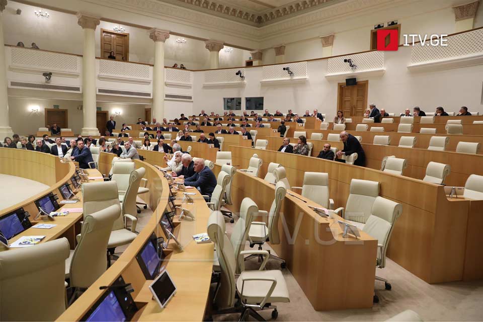 პარლამენტმა იუსტიციის საბჭოს სამი არამოსამართლე წევრი აირჩია, ოპოზიციის ნაწილმა კენჭისყრის დროს დარბაზი დატოვა