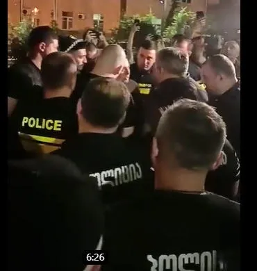 გვიან ღამით პარლამენტის შენობის უკანა შესასვლელთან ხმაური იყო - პოლიციამ კარვის დადგმის მცდელობის გამო ერთი პირი დააკავა