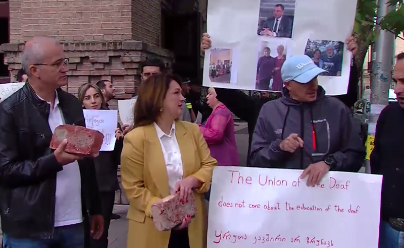 "დაუბრუნეთ სკოლა ბავშვებს" - აქცია-პერფომანსი და აგურები განათლების სამინისტროსთან