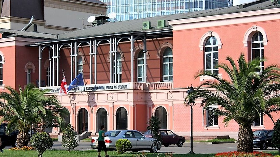 სამი მოსამართლის მოსაზრება - არ იკვეთება, რომ დაზიანდა საგარეო პოლიტიკა ან კონსტიტუციის უხეში დარღვევით, საფრთხე შეექმნა კონსტიტუციურ წესრიგს