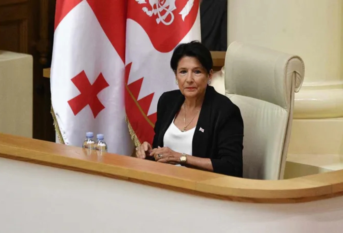 პარლამენტის პლენარულ სხდომაზე პრეზიდენტის იმპიჩმენტის წესით თანამდებობიდან გადაყენების საკითხის განხილვა დაიწყო